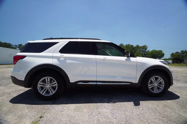 2024 Star White Metallic Tri-Coat Ford Explorer XLT RWD SUV