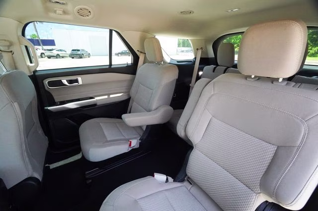 2024 Star White Metallic Tri-Coat Ford Explorer XLT RWD SUV