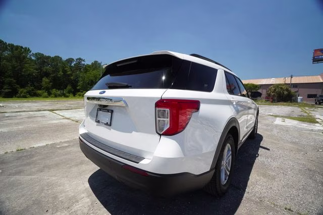 2024 Star White Metallic Tri-Coat Ford Explorer XLT RWD SUV