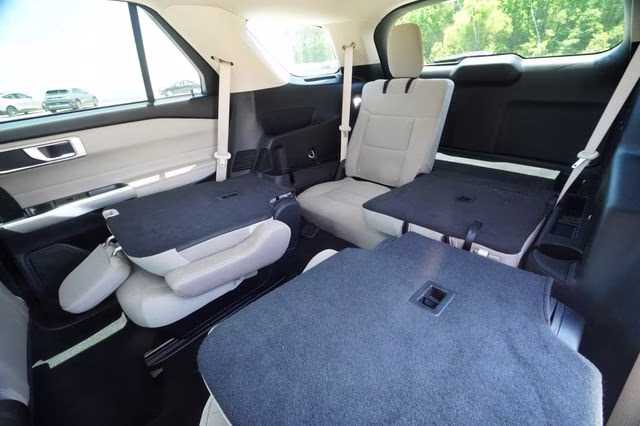 2024 Star White Metallic Tri-Coat Ford Explorer XLT RWD SUV