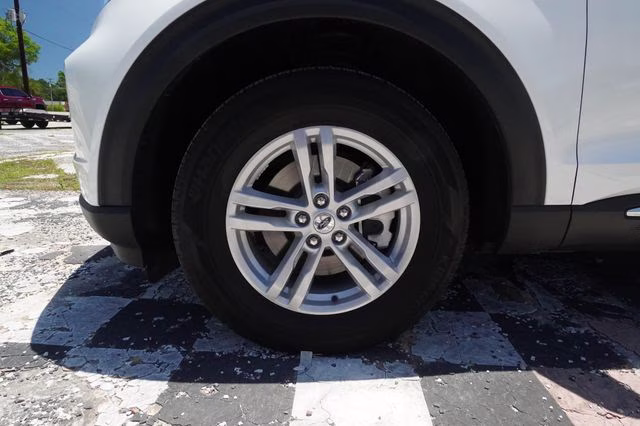2024 Star White Metallic Tri-Coat Ford Explorer XLT RWD SUV