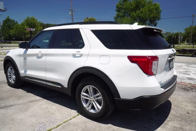 2024 Star White Metallic Tri-Coat Ford Explorer XLT RWD SUV