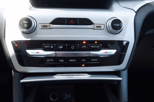 2024 Star White Metallic Tri-Coat Ford Explorer XLT RWD SUV