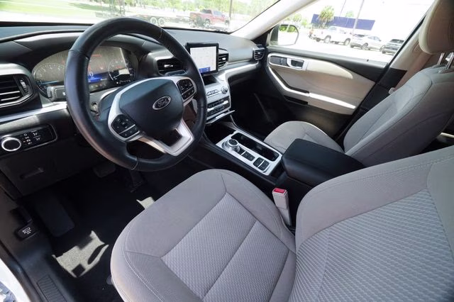 2024 Star White Metallic Tri-Coat Ford Explorer XLT RWD SUV