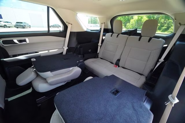 2024 Star White Metallic Tri-Coat Ford Explorer XLT RWD SUV