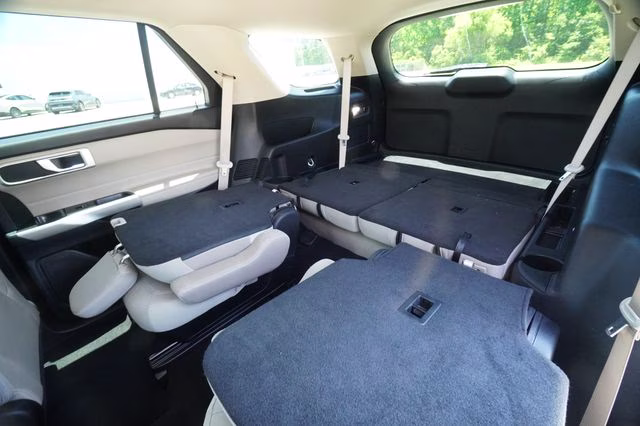 2024 Star White Metallic Tri-Coat Ford Explorer XLT RWD SUV