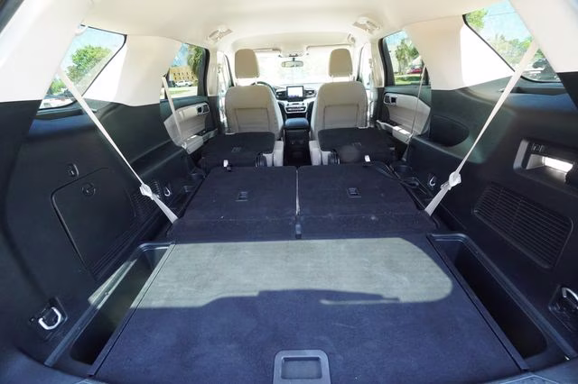 2024 Star White Metallic Tri-Coat Ford Explorer XLT RWD SUV
