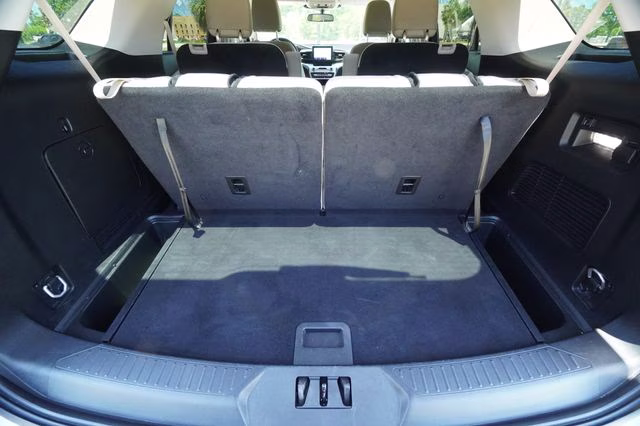 2024 Star White Metallic Tri-Coat Ford Explorer XLT RWD SUV