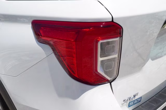 2024 Star White Metallic Tri-Coat Ford Explorer XLT RWD SUV
