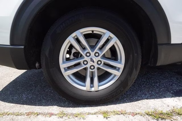 2024 Star White Metallic Tri-Coat Ford Explorer XLT RWD SUV