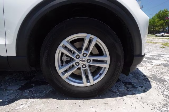 2024 Star White Metallic Tri-Coat Ford Explorer XLT RWD SUV