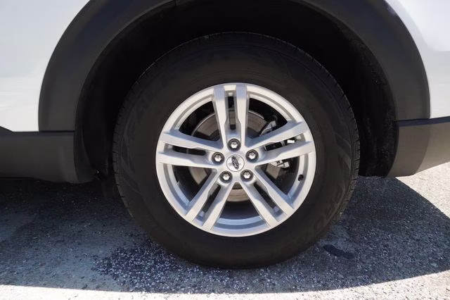 2024 Star White Metallic Tri-Coat Ford Explorer XLT RWD SUV