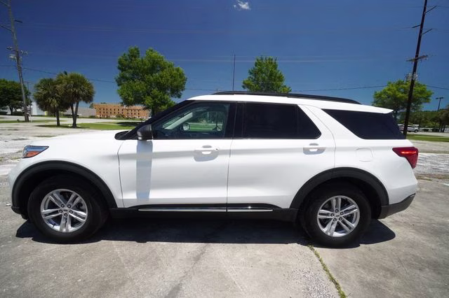 2024 Star White Metallic Tri-Coat Ford Explorer XLT RWD SUV