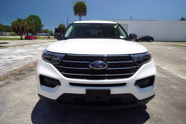 2024 Star White Metallic Tri-Coat Ford Explorer XLT RWD SUV