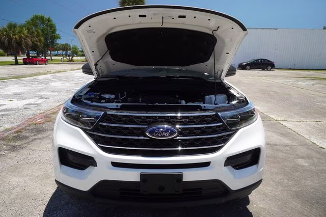 2024 Star White Metallic Tri-Coat Ford Explorer XLT RWD SUV