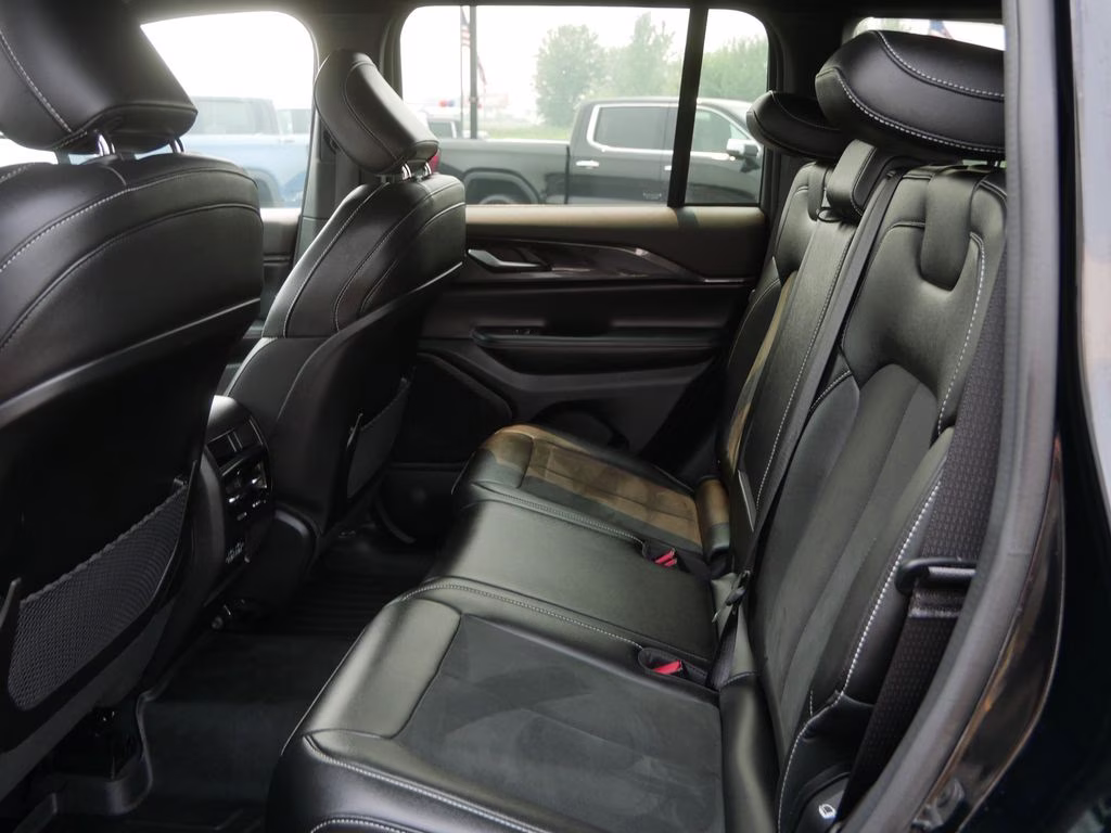 2023 Diamond Black Crystal Pearlcoat Jeep Grand Cherokee Altitude X 4X4 SUV