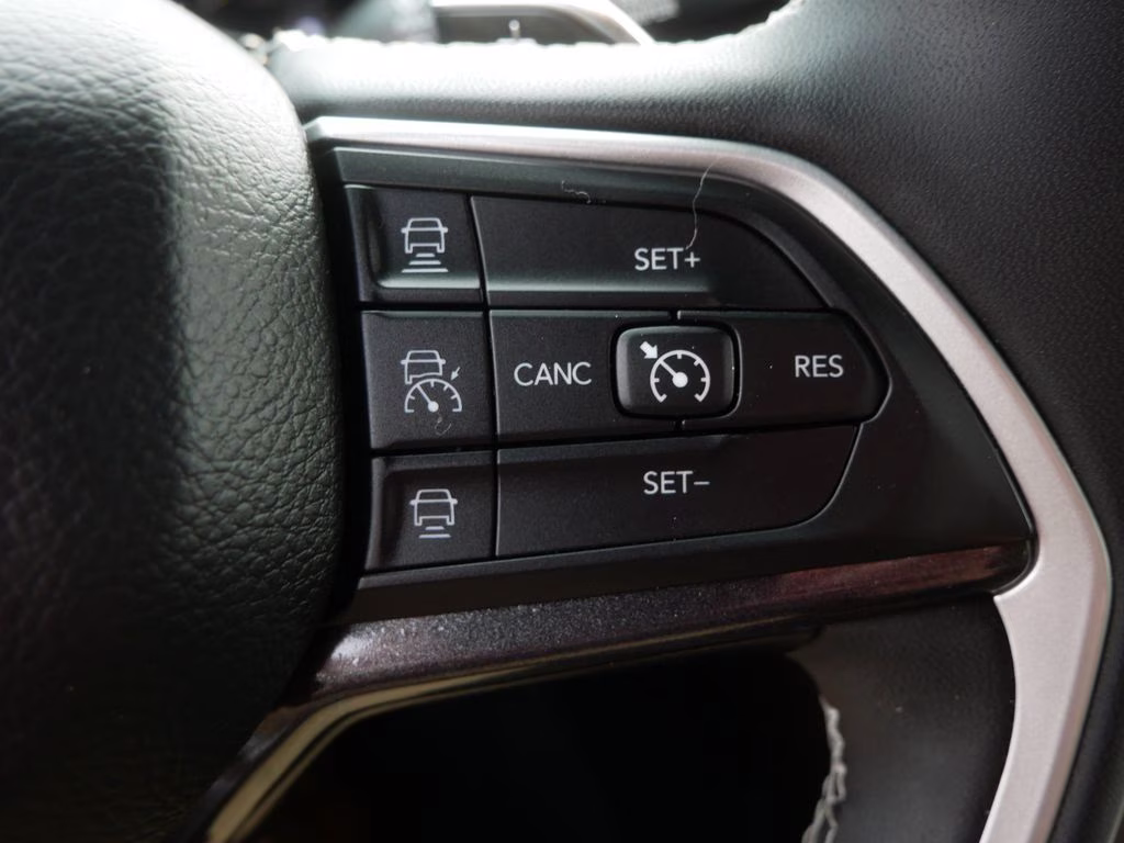 2023 Diamond Black Crystal Pearlcoat Jeep Grand Cherokee Altitude X 4X4 SUV