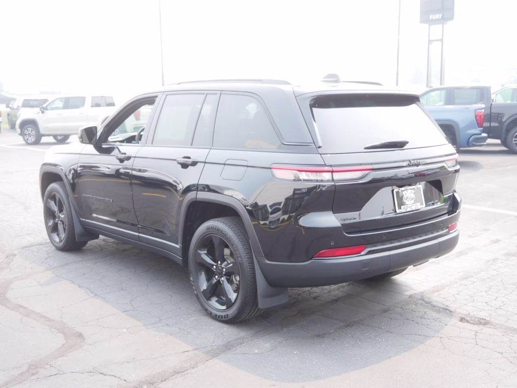 2023 Diamond Black Crystal Pearlcoat Jeep Grand Cherokee Altitude X 4X4 SUV