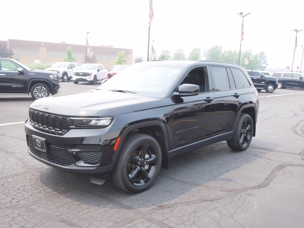 2023 Diamond Black Crystal Pearlcoat Jeep Grand Cherokee Altitude X 4X4 SUV