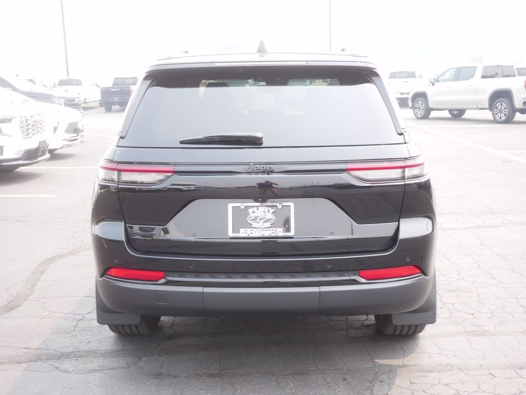 2023 Diamond Black Crystal Pearlcoat Jeep Grand Cherokee Altitude X 4X4 SUV
