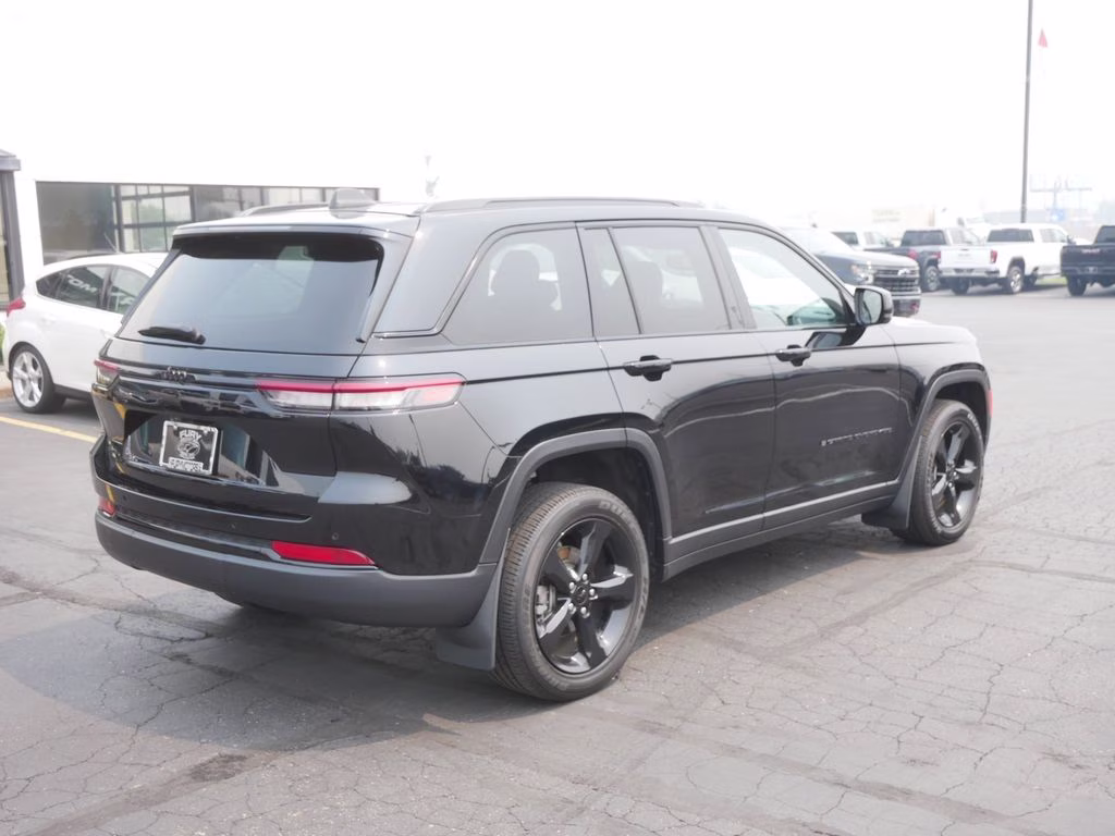 2023 Diamond Black Crystal Pearlcoat Jeep Grand Cherokee Altitude X 4X4 SUV