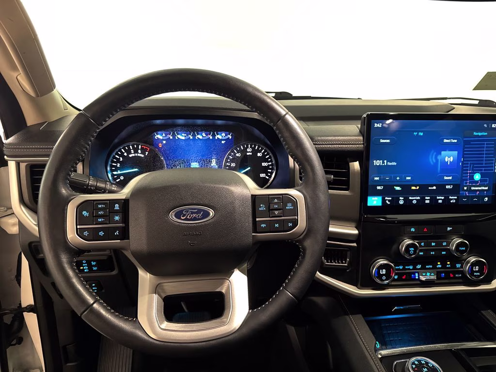 2023 Star White Metallic Tri-Coat Ford Expedition XLT RWD SUV