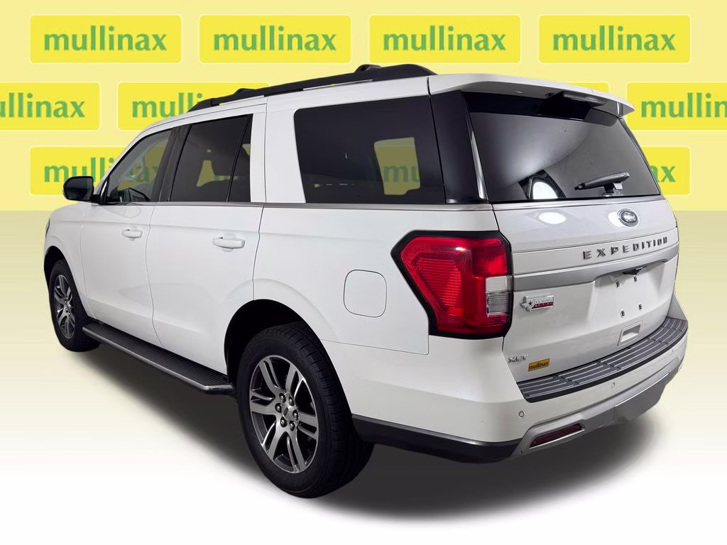 2023 Star White Metallic Tri-Coat Ford Expedition XLT RWD SUV