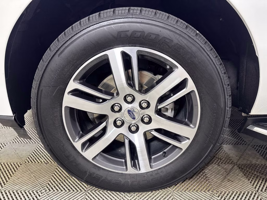 2023 Star White Metallic Tri-Coat Ford Expedition XLT RWD SUV