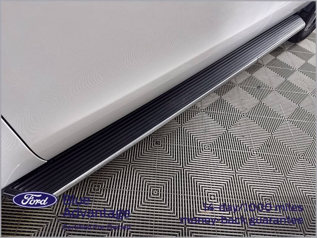 2023 Star White Metallic Tri-Coat Ford Expedition XLT RWD SUV