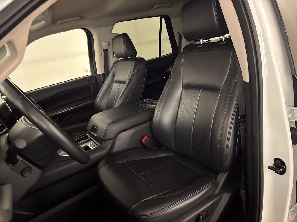2023 Star White Metallic Tri-Coat Ford Expedition XLT RWD SUV