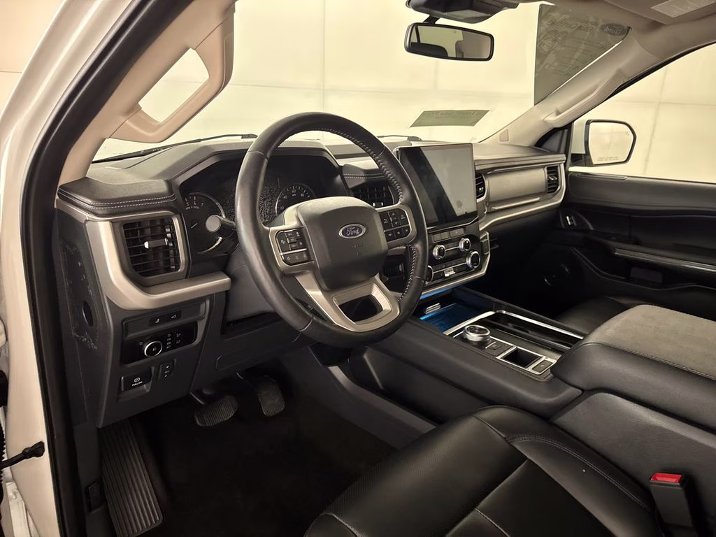 2023 Star White Metallic Tri-Coat Ford Expedition XLT RWD SUV
