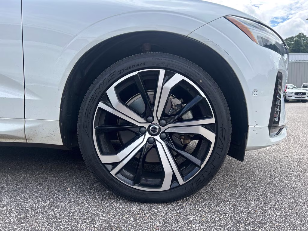 2023 Crystal White Volvo XC60 B6 Ultimate Dark Theme AWD SUV