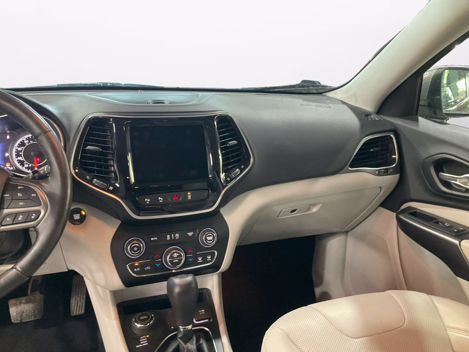 2019 Light Brownstone Pearlcoat Jeep Cherokee Limited 4X4 SUV