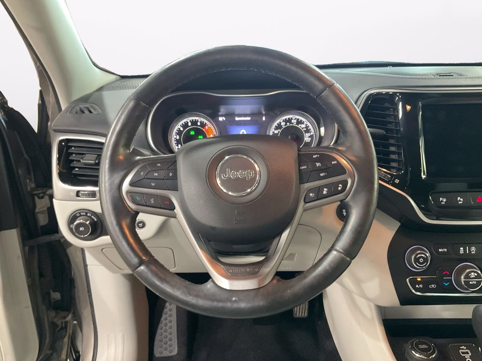 2019 Light Brownstone Pearlcoat Jeep Cherokee Limited 4X4 SUV