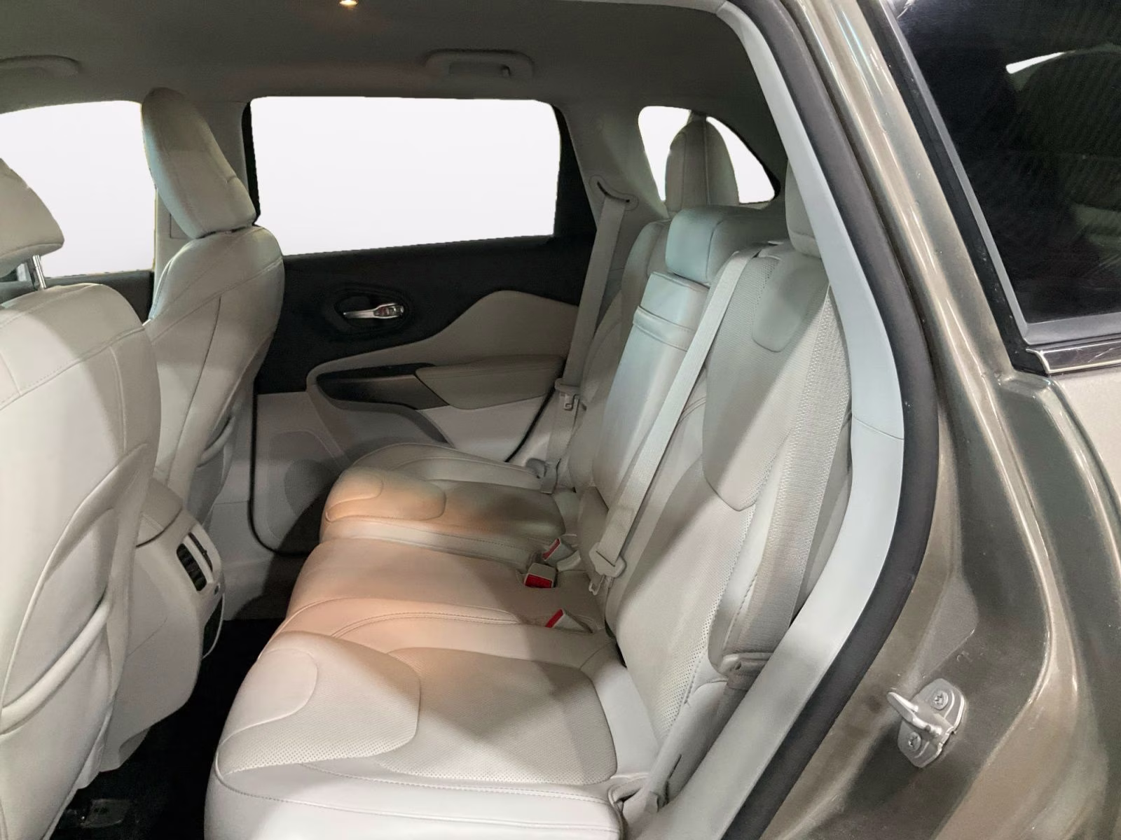 2019 Light Brownstone Pearlcoat Jeep Cherokee Limited 4X4 SUV
