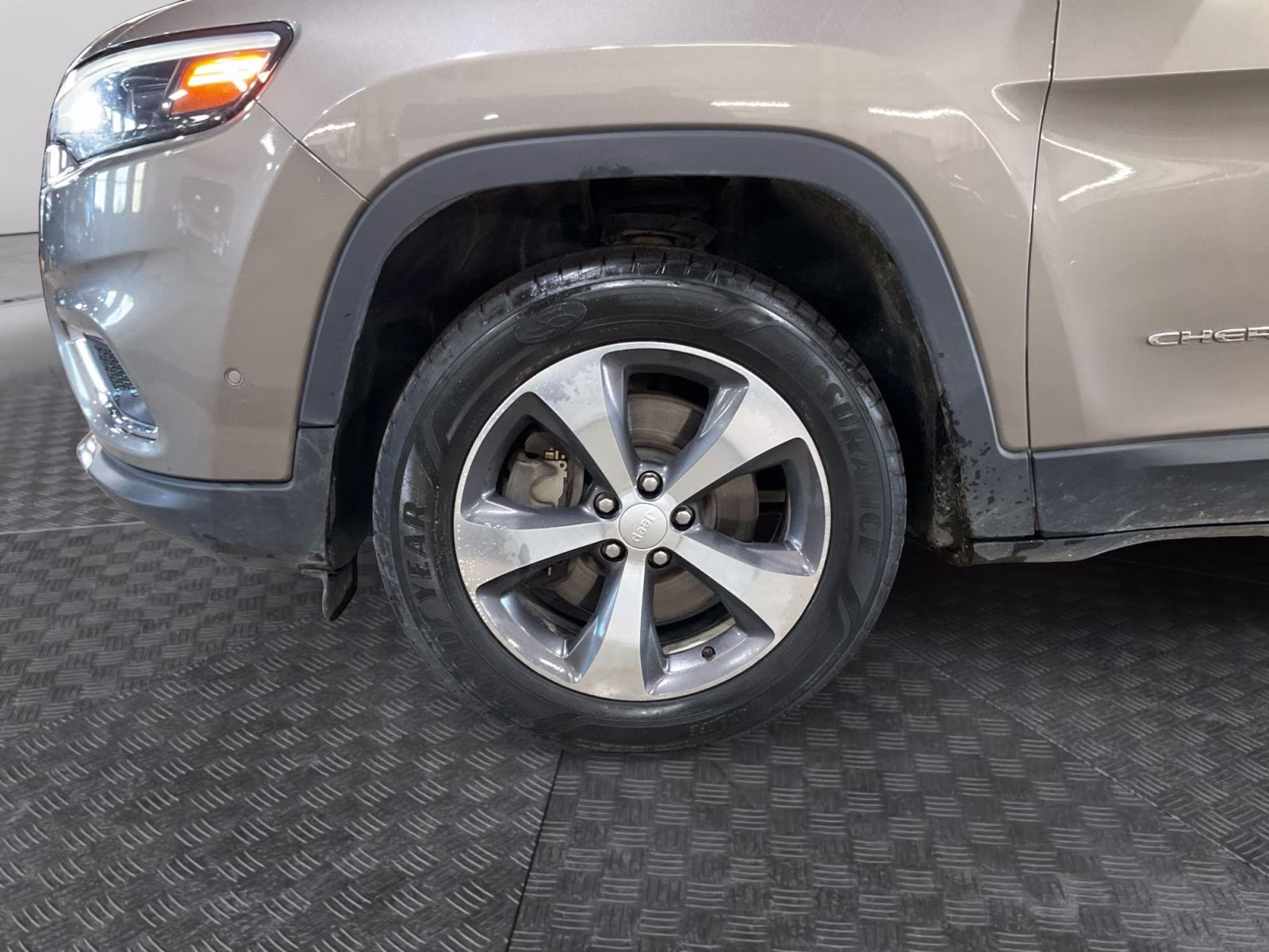 2019 Light Brownstone Pearlcoat Jeep Cherokee Limited 4X4 SUV
