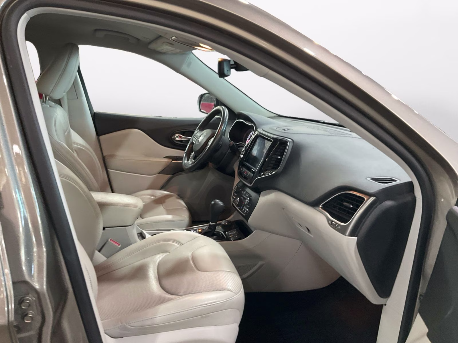 2019 Light Brownstone Pearlcoat Jeep Cherokee Limited 4X4 SUV