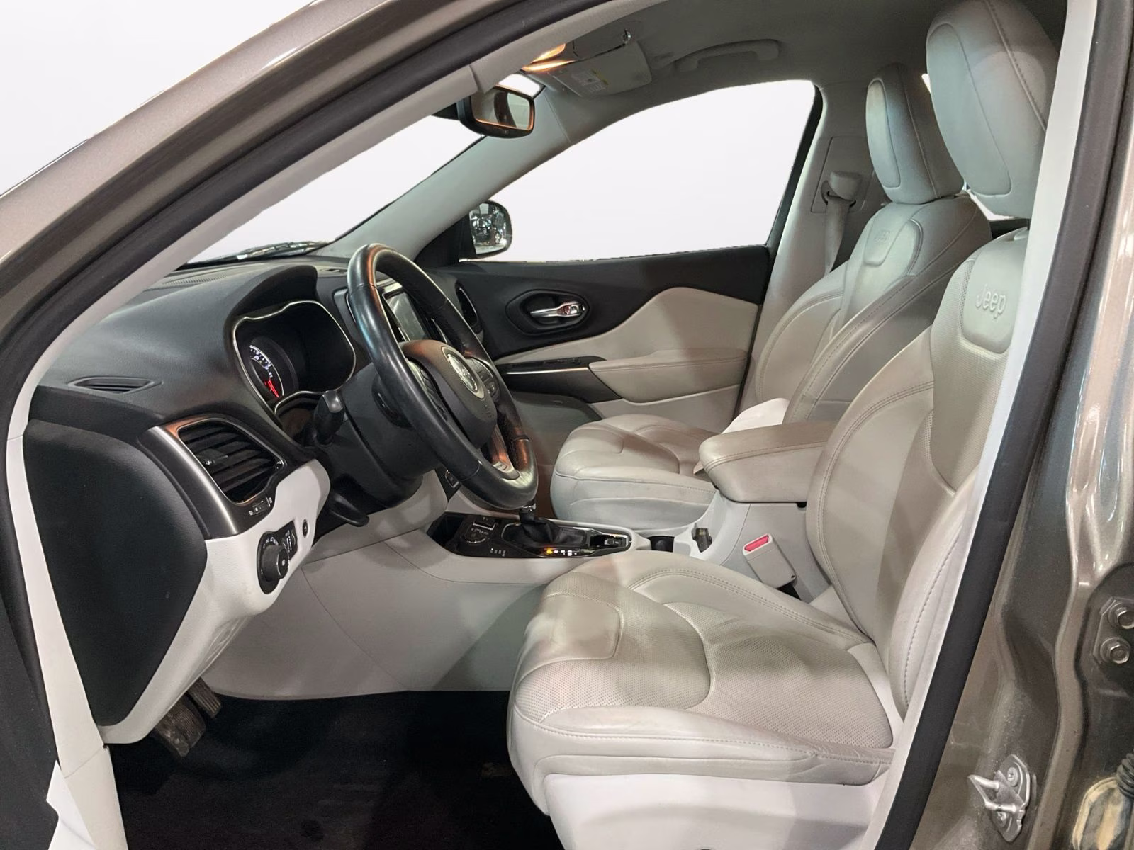 2019 Light Brownstone Pearlcoat Jeep Cherokee Limited 4X4 SUV