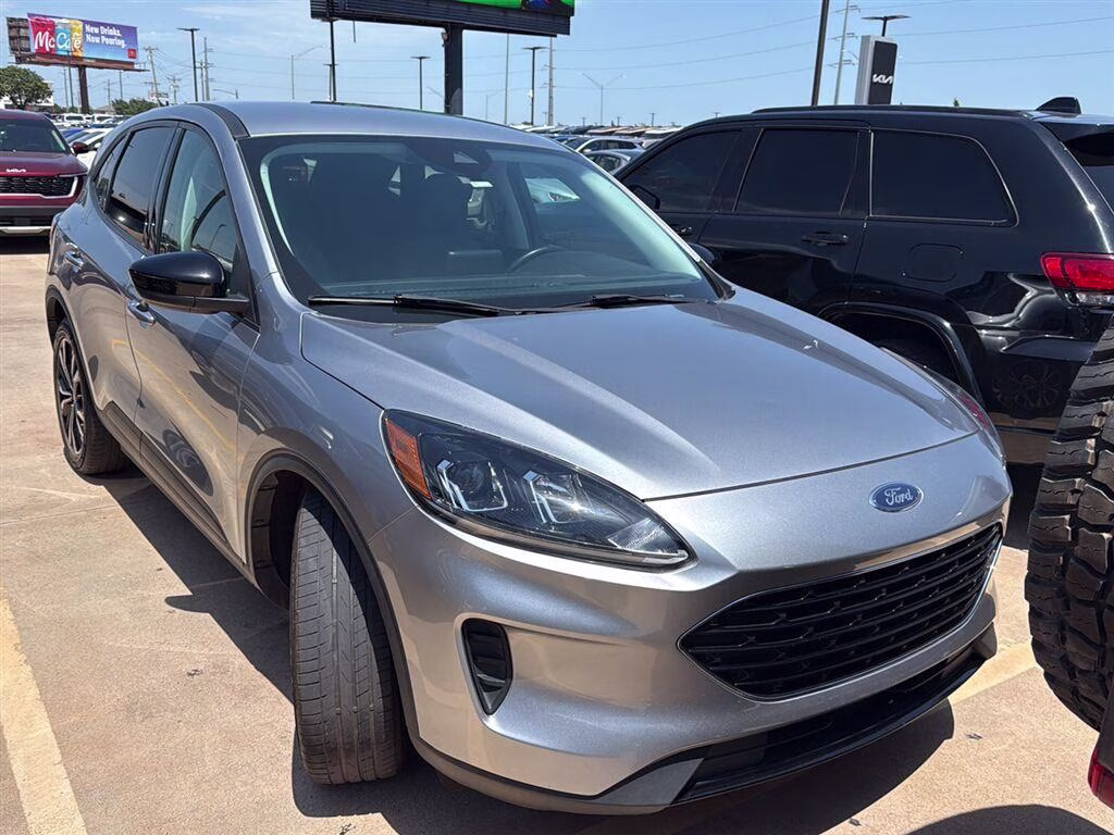 2022 Iconic Silver Metallic Ford Escape SE FWD SUV