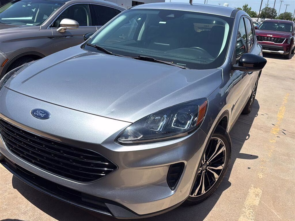 2022 Iconic Silver Metallic Ford Escape SE FWD SUV
