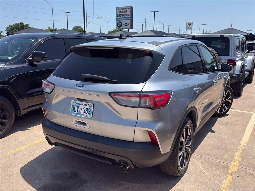 2022 Iconic Silver Metallic Ford Escape SE FWD SUV
