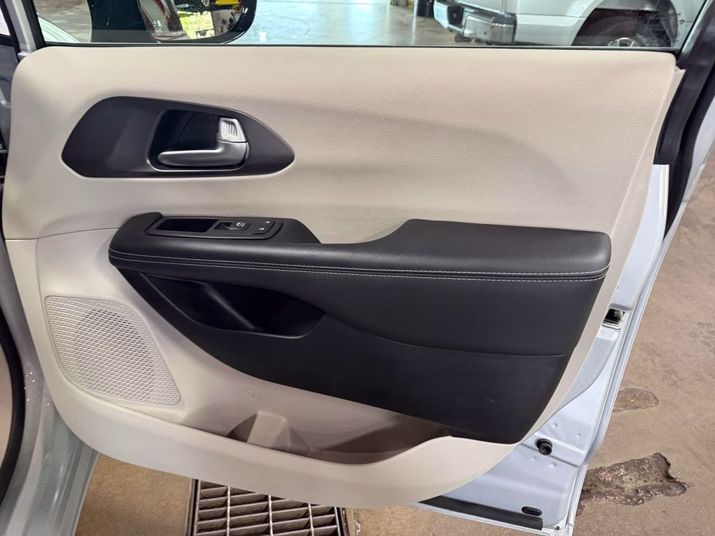 2024 Silver Mist Clearcoat Chrysler Pacifica Touring L FWD Van