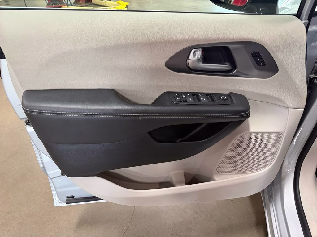 2024 Silver Mist Clearcoat Chrysler Pacifica Touring L FWD Van