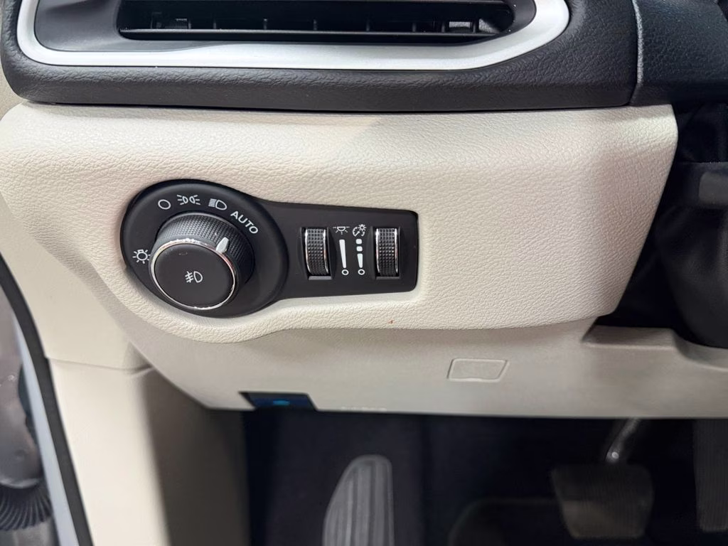 2024 Silver Mist Clearcoat Chrysler Pacifica Touring L FWD Van