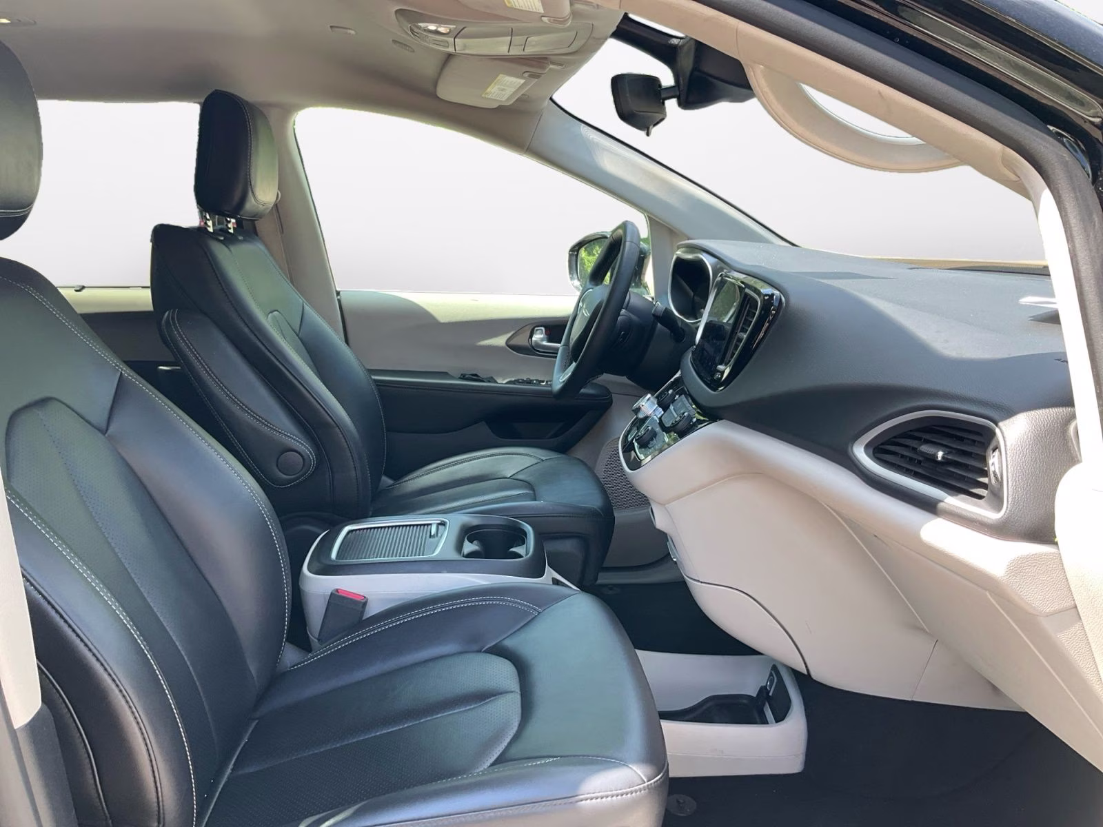 2024 Diamond Black Crystal Pearlcoat Chrysler Pacifica Touring L FWD Van