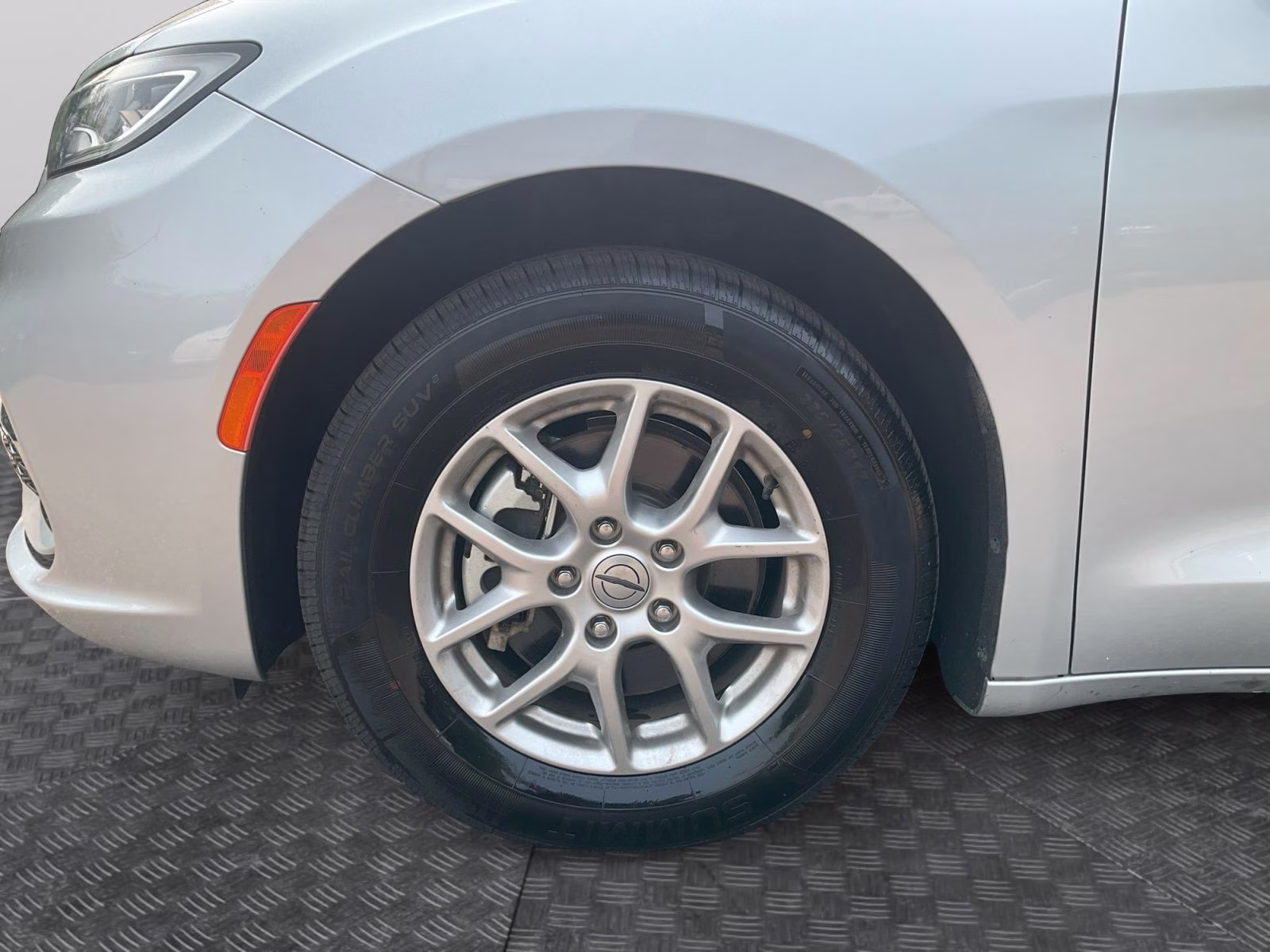 2024 Silver Mist Clearcoat Chrysler Pacifica Touring L FWD Van