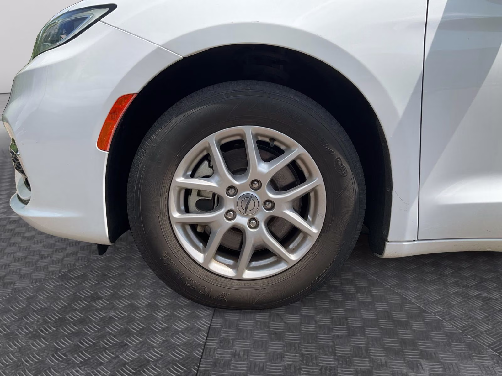 2024 Bright White Clearcoat Chrysler Pacifica Touring L FWD Van