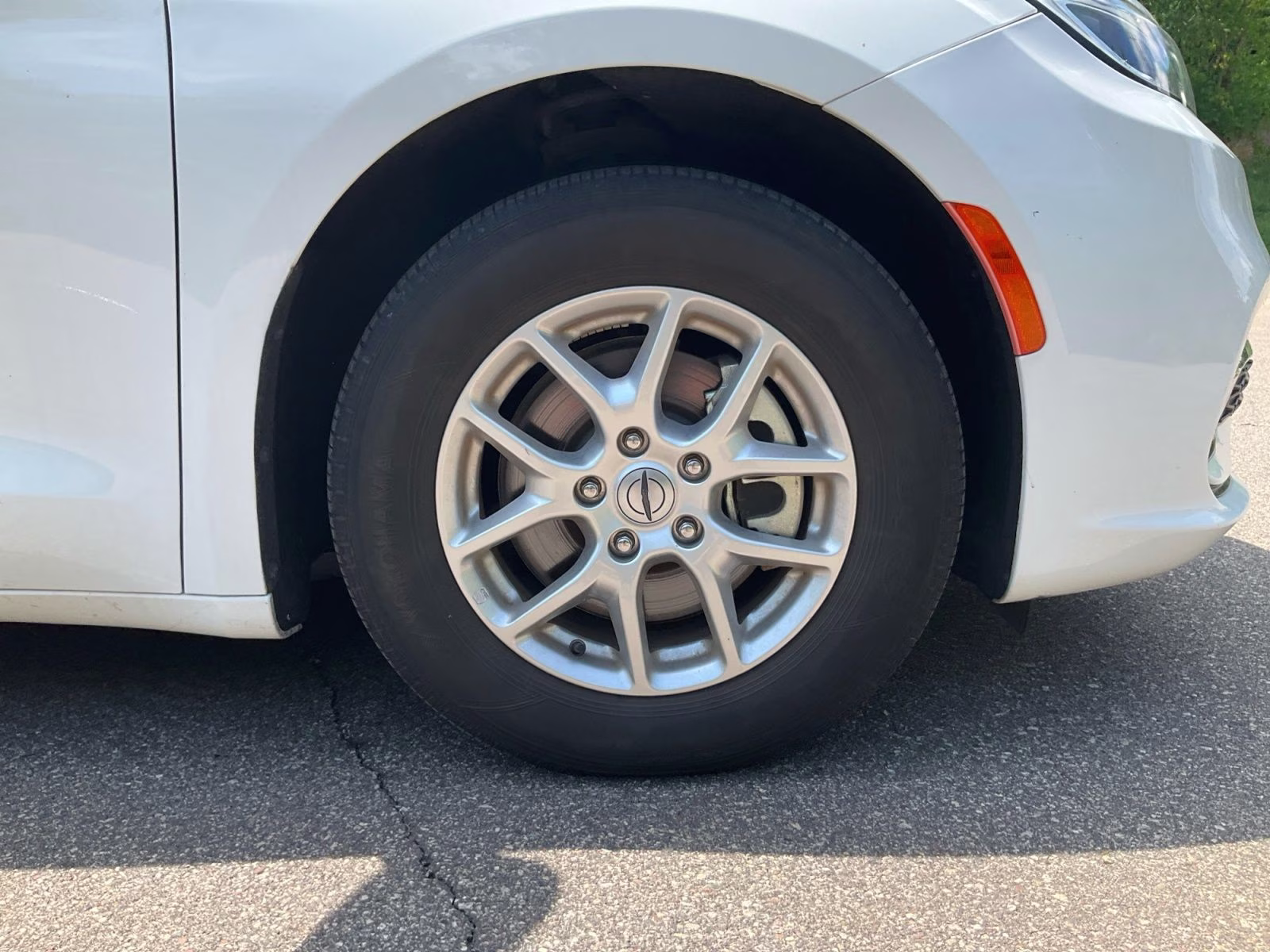 2024 Bright White Clearcoat Chrysler Pacifica Touring L FWD Van