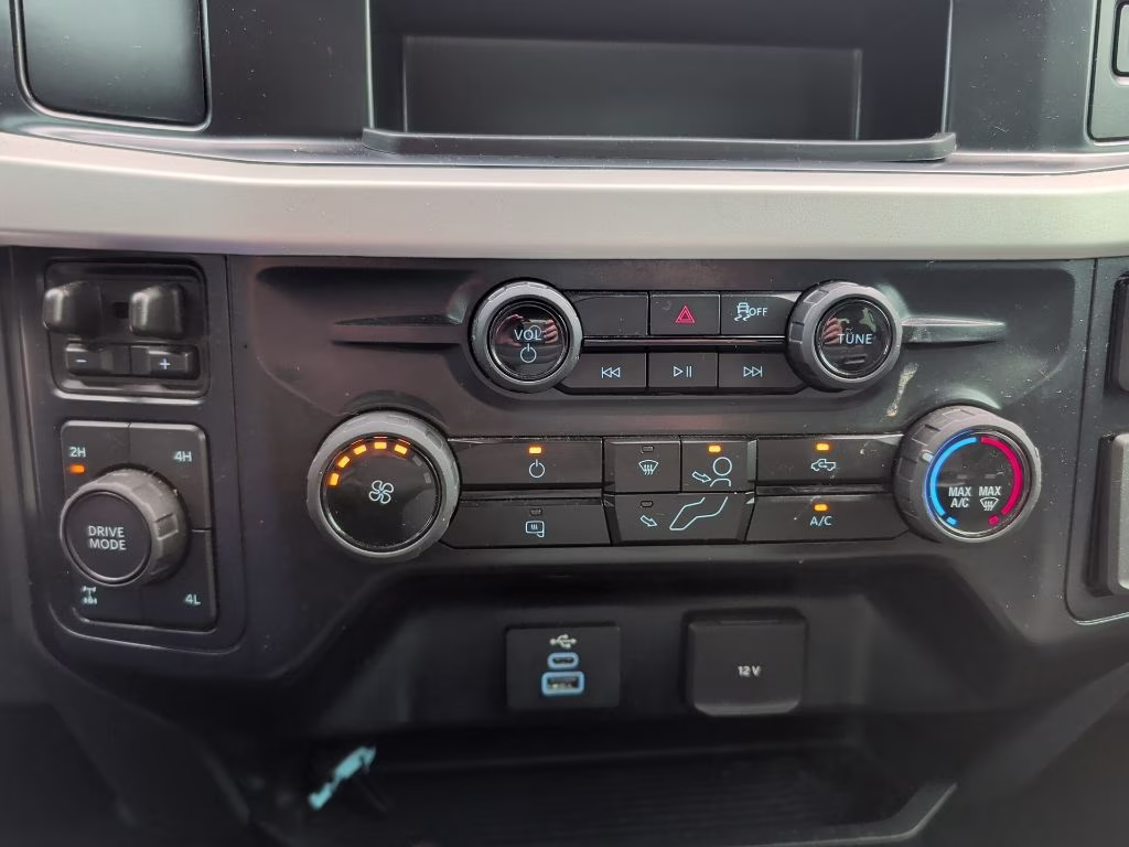 2025 Oxford White Ford Super Duty F-250 SRW XLT 4X4 Truck