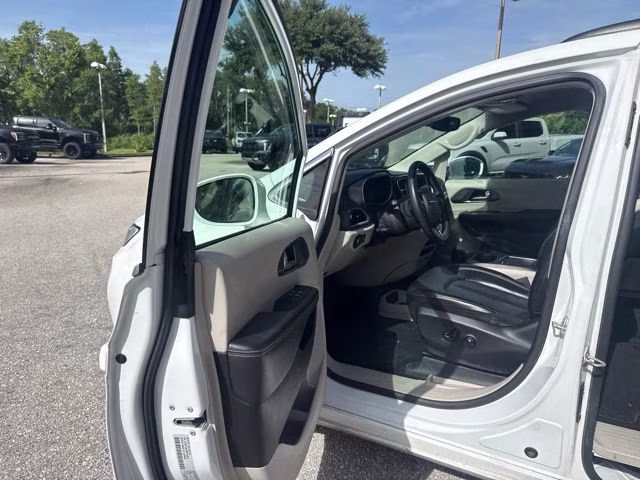 2022 Bright White Clearcoat Chrysler Pacifica Touring L FWD Van